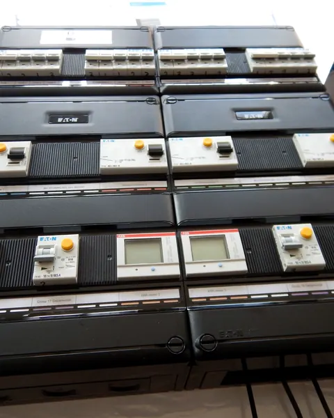 Nieuw gemonteerde groepenkasten met aardlekschakelaars op de werkbank van Electra & Zo