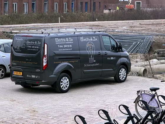 Bedrijfsbus van Electra & Zo met logo en telefoonnummer op de zijkant