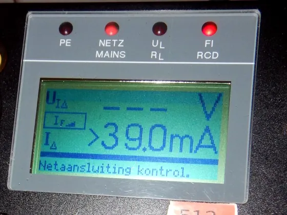 Display van een installatietester tijdens een controle van de netaansluiting